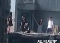 9月7日,重庆一名女子站高层楼顶欲轻生,双脚一大半已悬空,救援时惊险瞬间曝光