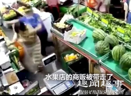 太激烈!重庆城管追打女店主被对方拿刀砍伤 监控曝光激烈现场了