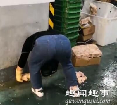 太吓人!超市女员工在地上解冻生鸡腿 顾客拍下令人作呕画面