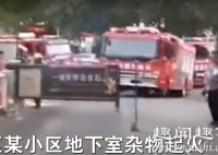 9月7日,河南某小区着火通道堵塞消防车进不去急煞旁,消防员一动作获点赞。
