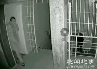 华人遭武装团伙入室抢劫 叼烟掏枪“神反击”全程被拍下简直太帅了