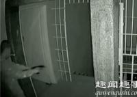 9月2日,非洲4名持枪劫匪潜入一户华人住所抢劫,抵达楼梯口时刚好与户主撞个正着