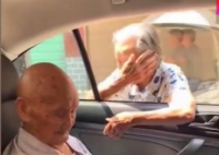 泪目!101岁哥哥和96岁妹妹告别,妹妹担心哥哥硬塞200元,话音未落已泪目