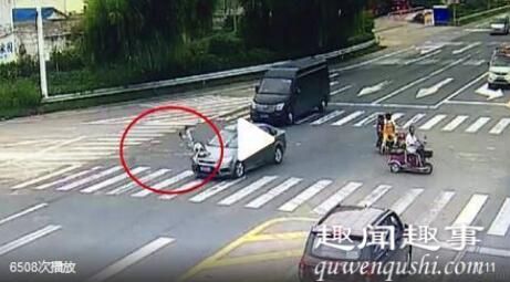 近日,江苏淮安,妈妈骑电动车载着7岁儿子闯红灯,随后孩子的举动让人揪心