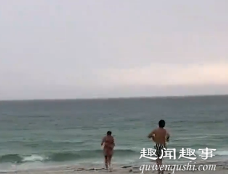两名游客雨天去海边玩耍 脚刚踏进水中吓得立马往回跑实在让人惊愕