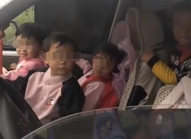 7座小车塞进33名幼童当校车 背后真相引人反思为什么会出现这样的情况?
