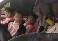 7座小车塞进33名幼童当校车 画面曝光实在让人惊讶