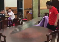 餐厅服务员秒换转盘桌布 背后真相实在是让人震惊