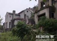 重庆一处山顶豪华别墅群如今已变成鬼城,跌至半价都没人买,但往山下看去让人眼