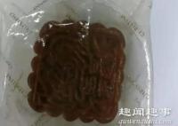 近日中秋临近,上海一老伯从家中翻出一盒10年前买的月饼,打开包装后一看全家惊呆了