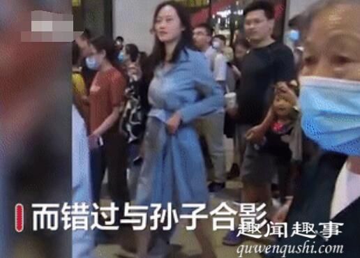 10月1日,上海外滩一位武警哨兵正在执勤,已经一年没见他的奶奶偷偷出现,站在路边注视