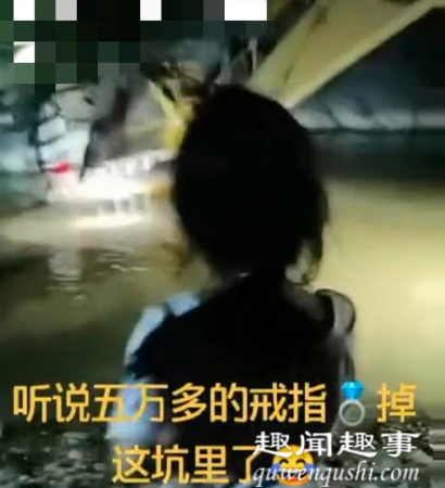 10月4日,广东一山庄附近,女游客数万元钻戒掉进溪水,随后一番硬核操作引众人围观