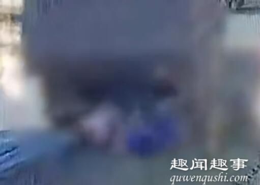 10月6日,广西一女子骑电动车带着3个孩子,不幸遭货车碾压一家四口全身亡,生前最后一刻曝光