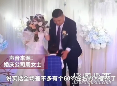 10月4日,四川一名4岁男孩在妈妈的婚礼上警告新郎,说出一番狠话后,不仅新娘当场泪崩