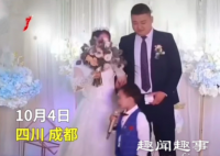 10月4日,四川一名4岁男孩在妈妈的婚礼上警告新郎,说出一番狠话后,不仅新娘当场泪崩