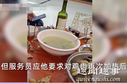 10月3日,一名游客在广西一餐馆吃饭,点了一只土鸡吃着吃着发现不太对,看了眼隔壁桌