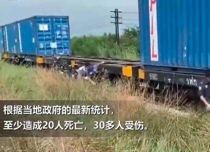 泰国一火车直撞观光巴士 直接削顶致50多人死伤画面曝光实在让人震惊