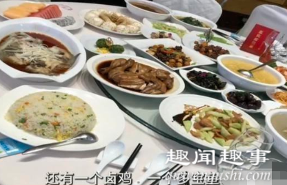 近日,杭州女子发现自己4500元一桌的“天价婚宴”只有4道硬菜,亲戚们指指点点,她找酒店