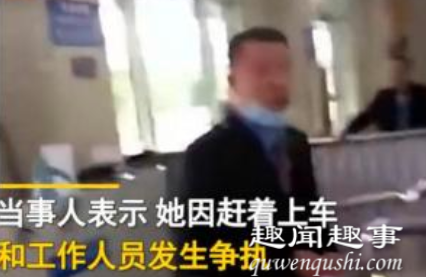 10月12日,湖南一女子被高铁站检票员连打4拳、踹6脚,背后原因曝光激怒众人。