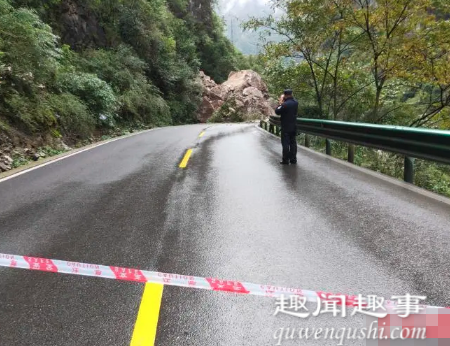 10月15日,湖北宜昌有司机正行驶在山路上,突然发现前方两位大爷疯狂招手,7秒后可怕
