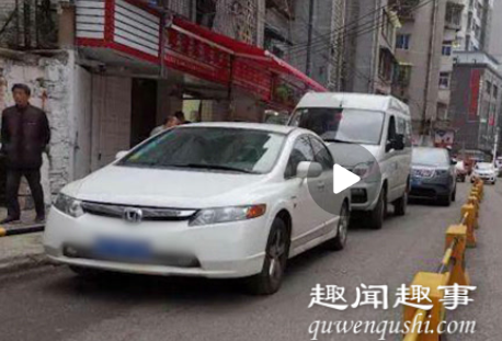 10月17日,贵州一名路虎车主被面包车占道气得走路回家,接下来的操作看呆路人。