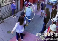 10月17日,美国街头一名华裔游客遭壮汉连跟两条街,危急时刻一名同胞挺身而出,