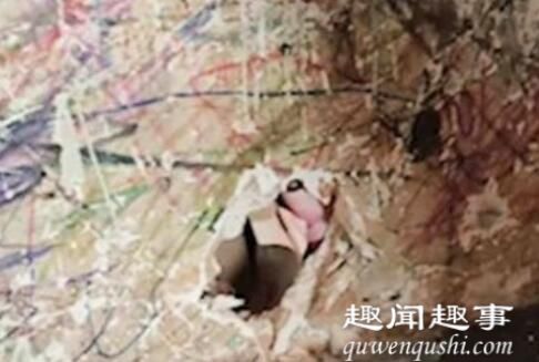 近日,云南一男子和妈妈在家里墙脚发现多张百元人民币,撬开墙面直接大叫。