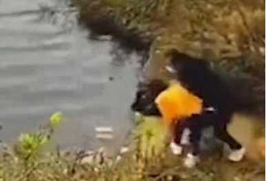 近日,南京两名女子在水库边玩耍,其中一人突然被同行女伴摁在水里,结果双双溺亡