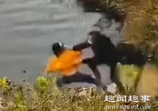 近日,南京两名女子在一起玩耍,其中一人趁女伴系鞋带时突然痛下杀手,结果双双身亡