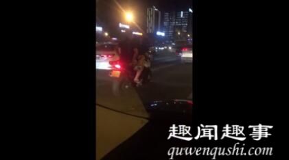 惊呆!两男一女同乘一辆摩托车上路 奇葩姿势被路人举报