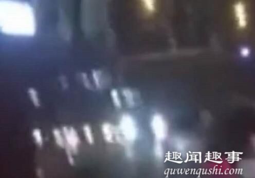 近日,成都街头两男一女同乘一辆摩托车上路,奇葩姿势被路人举报,结果悲剧了。