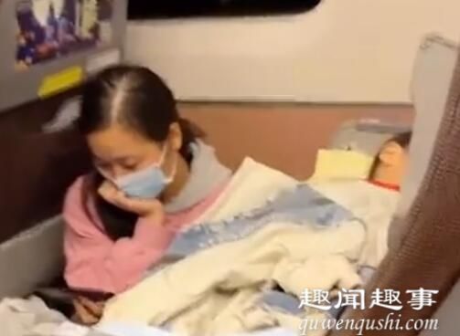 近日,辽宁一位网友发现一女子坐在高铁车厢的地上,镜头一转瞬间泪奔了……