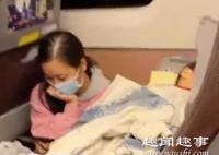 近日,辽宁一位网友发现一女子坐在高铁车厢的地上,镜头一转瞬间泪奔了……