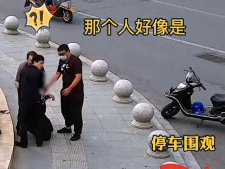 10月26日,浙江东阳一男子在路边围观抓捕现场,与民警对视一眼后悲剧了。