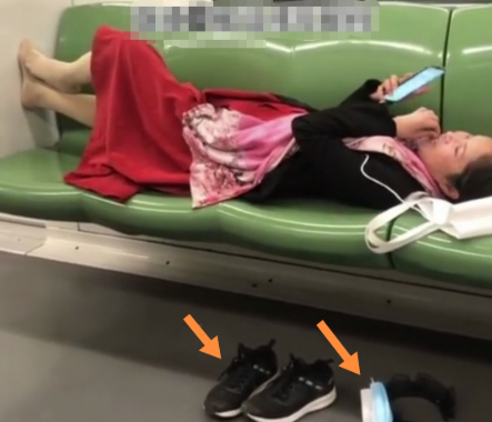 10月31日,上海地铁内一红裙女子上车就脱鞋横躺在4个座位上,随后又做出一连串奇葩举动