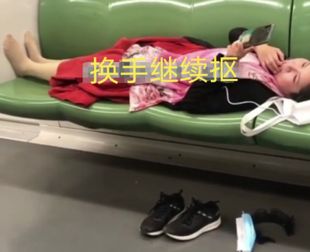 10月31日,上海地铁内一红裙女子上车就脱鞋横躺在4个座位上,随后又做出一连串奇葩举动