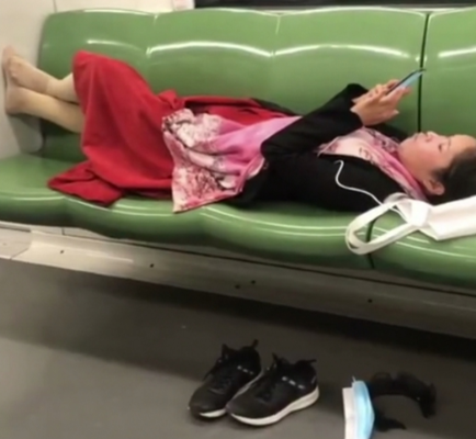 女子在上海地铁内脱鞋横躺4个座位 随后奇葩举动看懵乘客