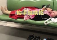 奇葩!女子在上海地铁内脱鞋横躺4个座位 随后奇葩举动看懵乘客