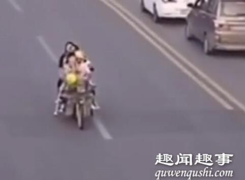 11月1日,广东一大叔骑摩托车上路,身前身后还“叠罗汉”式载着5名美女,民警拦