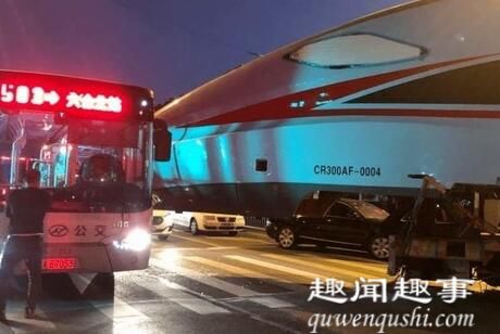 11月7日晚,南京一辆公交车与复兴号高铁相撞,高铁扎进公交车的车窗,事故原因曝光