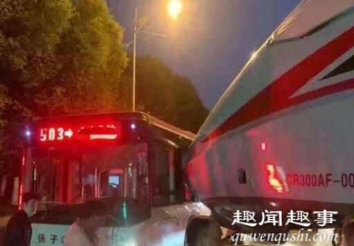 11月7日晚,南京一辆公交车与复兴号高铁相撞,高铁扎进公交车的车窗,事故原因曝光