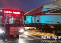南京公交与转运复兴号高铁车体相撞现场被拍下 事故原因曝光
