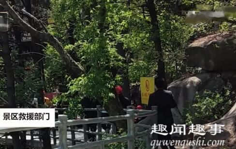 5月2日,山东一景区一名男性游客为捡手机,不顾安全提示擅自翻越护栏,结果发生意外