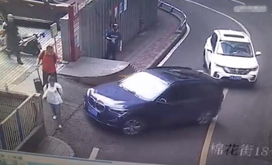 5月10日,重庆一位宝马车女司机拐弯时差点怼上路人,其中一名男子回头刚想发火,却看到