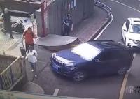 5月10日,重庆一位宝马车女司机拐弯时差点怼上路人,其中一名男子回头刚想发火,却看到