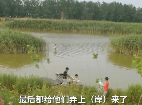 7月13日,安徽一小伙在河堤上听说河里有小孩游泳,急匆匆跑过去把5名孩子成功“吼”上岸