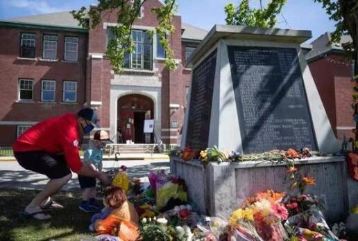 加拿大又发现200个儿童墓穴 背后真相实在让人惊愕