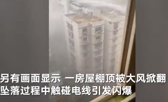 8月5日,重庆遭遇雷雨大风天气袭击,一房屋棚顶被大风掀翻,坠落时触碰电线,引发剧烈闪爆