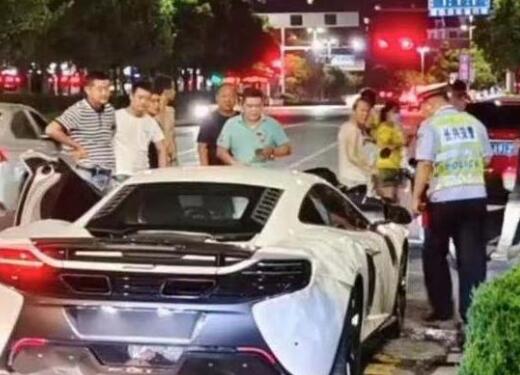 8月5日晚上,浙江湖州长兴县发生一起交通事故,一辆白色跑车快速通过路口,女子过斑马线
