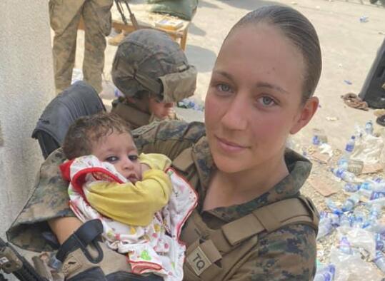 机场抱阿富汗婴儿美国女兵被炸死 内幕曝光简直太可怕了